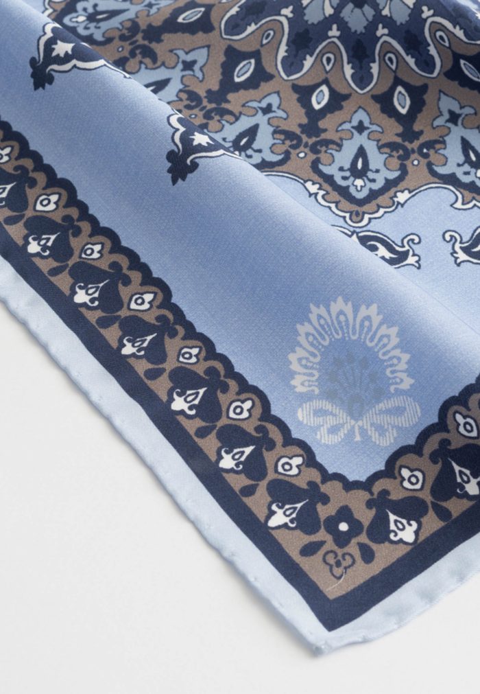 Light blue silk pocket square - Image 4